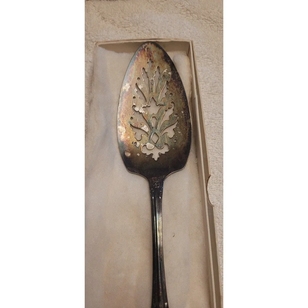1-  Oneida Vanessa Francesca Pie Server Wm A Rogers Silverplate Flatware